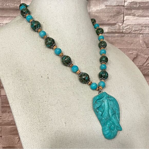 Stunning Unsigned Faux Turquoise Dyed Howlite Elephant  Stunning Unsigned Faux Turquoise Dyed Howlite Elephant Pendant Boho Necklace